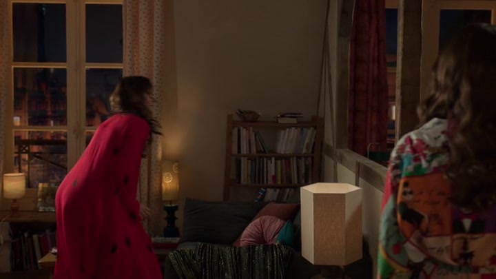 Emily_in_Paris_S02E05_WEBRip_x264-ION10_2206.jpg