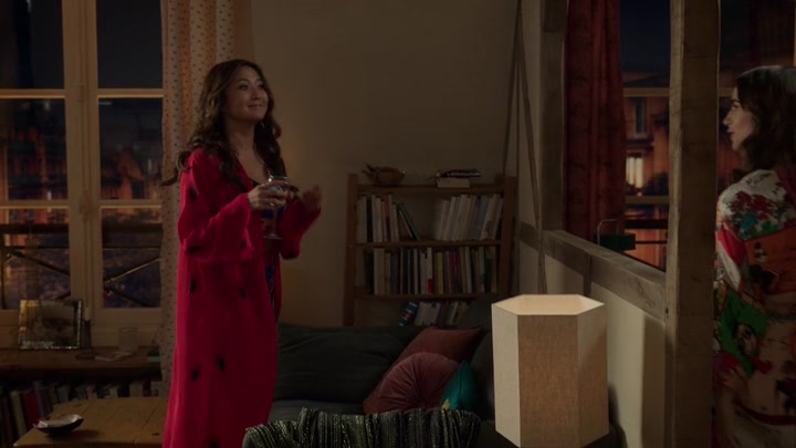Emily_in_Paris_S02E05_WEBRip_x264-ION10_2209.jpg