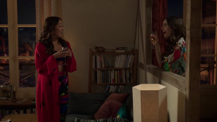 Emily_in_Paris_S02E05_WEBRip_x264-ION10_2212.jpg