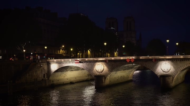 Emily_in_Paris_S02E05_WEBRip_x264-ION10_2223.jpg