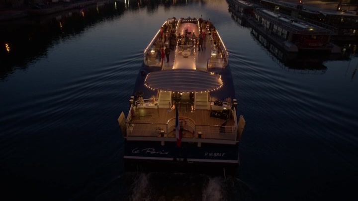 Emily_in_Paris_S02E05_WEBRip_x264-ION10_2227.jpg