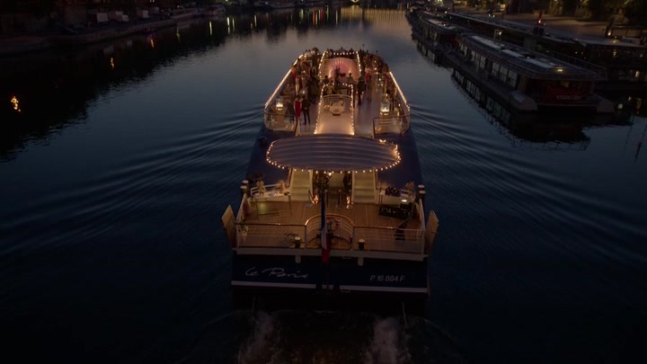 Emily_in_Paris_S02E05_WEBRip_x264-ION10_2228.jpg