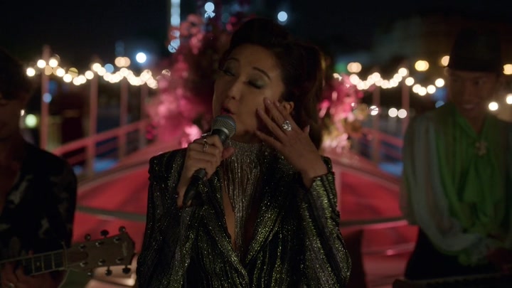 Emily_in_Paris_S02E05_WEBRip_x264-ION10_2229.jpg