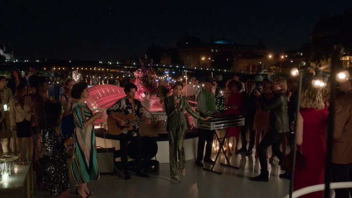 Emily_in_Paris_S02E05_WEBRip_x264-ION10_2236.jpg