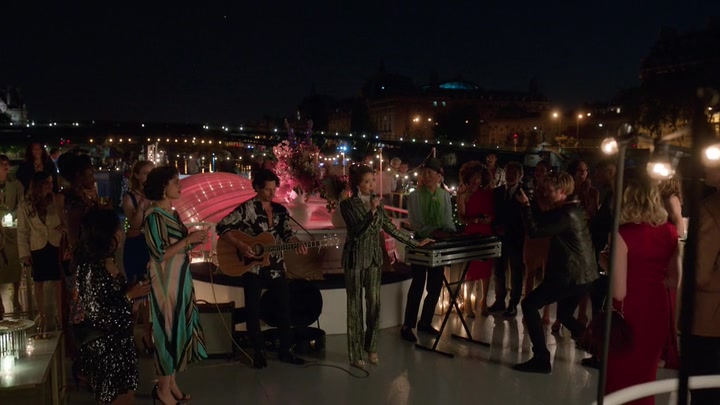 Emily_in_Paris_S02E05_WEBRip_x264-ION10_2237.jpg
