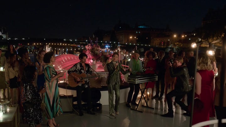 Emily_in_Paris_S02E05_WEBRip_x264-ION10_2238.jpg