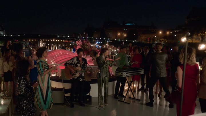 Emily_in_Paris_S02E05_WEBRip_x264-ION10_2241.jpg