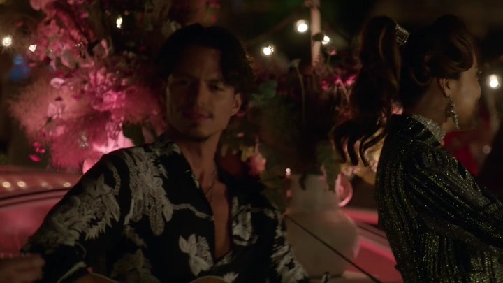 Emily_in_Paris_S02E05_WEBRip_x264-ION10_2251.jpg