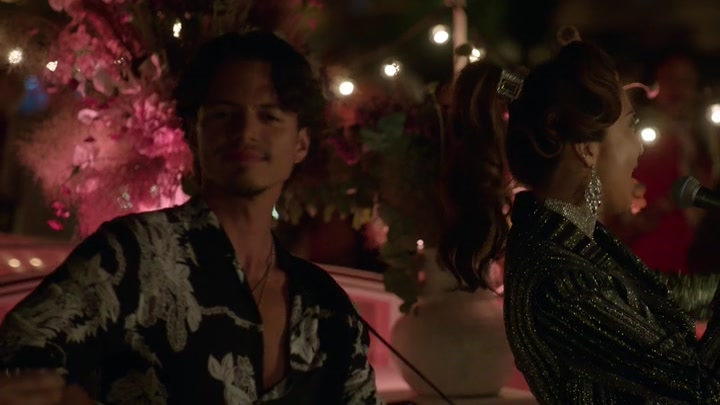 Emily_in_Paris_S02E05_WEBRip_x264-ION10_2252.jpg