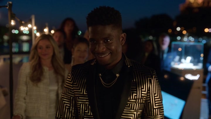 Emily_in_Paris_S02E05_WEBRip_x264-ION10_2254.jpg