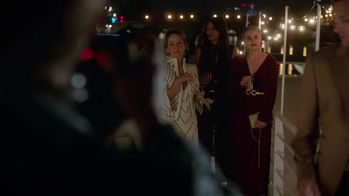 Emily_in_Paris_S02E05_WEBRip_x264-ION10_2280.jpg