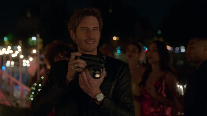 Emily_in_Paris_S02E05_WEBRip_x264-ION10_2284.jpg