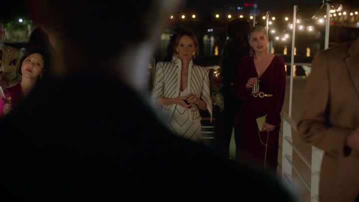 Emily_in_Paris_S02E05_WEBRip_x264-ION10_2285.jpg