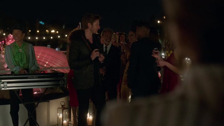 Emily_in_Paris_S02E05_WEBRip_x264-ION10_2288.jpg