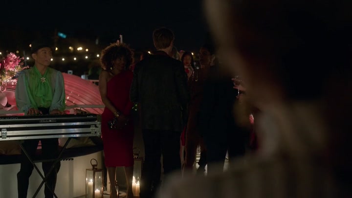Emily_in_Paris_S02E05_WEBRip_x264-ION10_2291.jpg