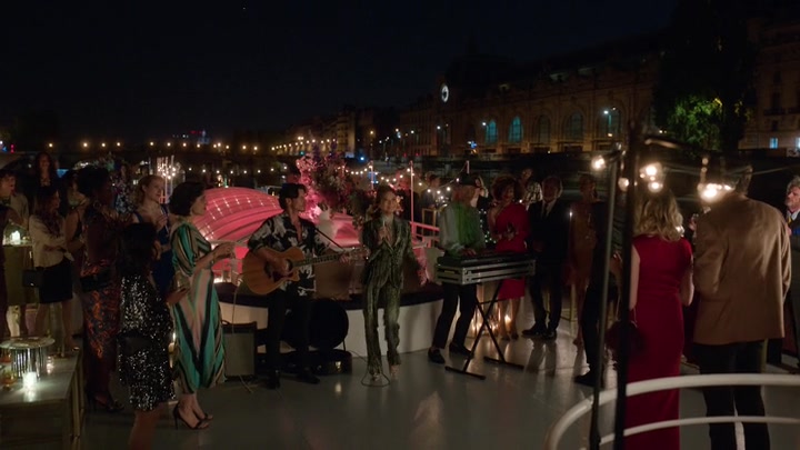 Emily_in_Paris_S02E05_WEBRip_x264-ION10_2299.jpg