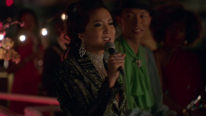 Emily_in_Paris_S02E05_WEBRip_x264-ION10_2303.jpg