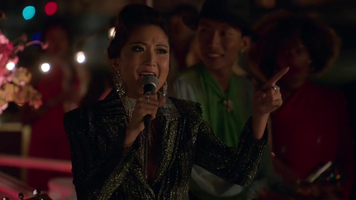 Emily_in_Paris_S02E05_WEBRip_x264-ION10_2308.jpg