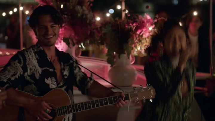 Emily_in_Paris_S02E05_WEBRip_x264-ION10_2317.jpg