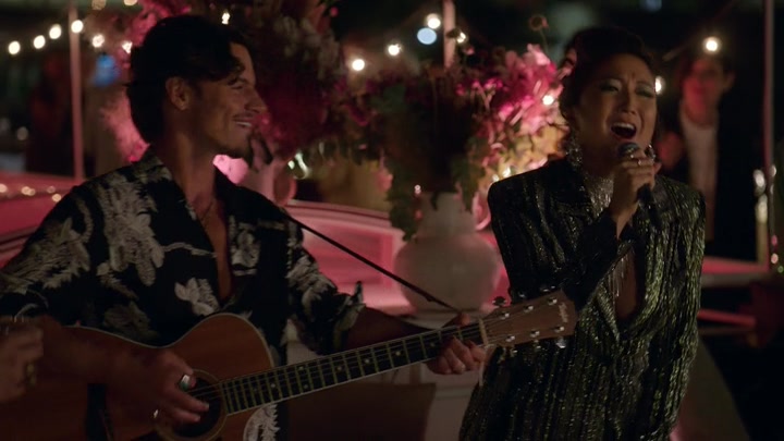 Emily_in_Paris_S02E05_WEBRip_x264-ION10_2320.jpg