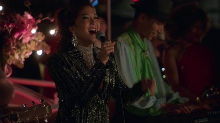 Emily_in_Paris_S02E05_WEBRip_x264-ION10_2334.jpg