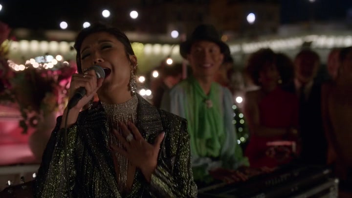 Emily_in_Paris_S02E05_WEBRip_x264-ION10_2341.jpg
