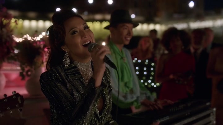 Emily_in_Paris_S02E05_WEBRip_x264-ION10_2348.jpg