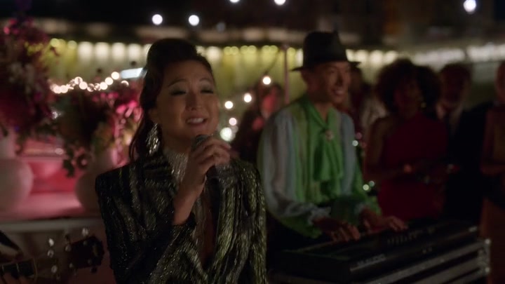 Emily_in_Paris_S02E05_WEBRip_x264-ION10_2350.jpg