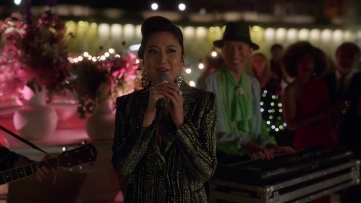 Emily_in_Paris_S02E05_WEBRip_x264-ION10_2354.jpg