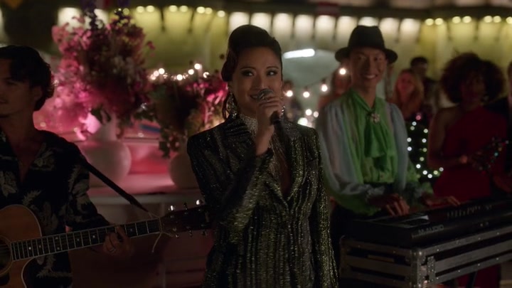 Emily_in_Paris_S02E05_WEBRip_x264-ION10_2364.jpg