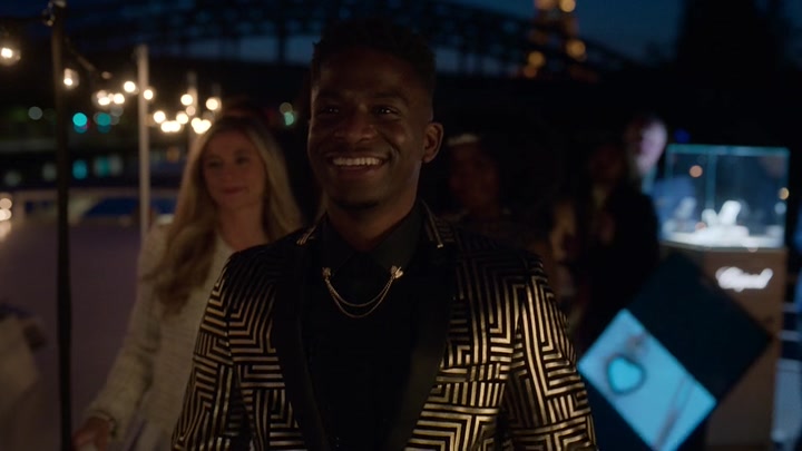 Emily_in_Paris_S02E05_WEBRip_x264-ION10_2365.jpg