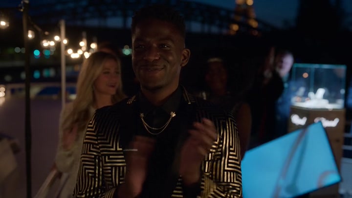 Emily_in_Paris_S02E05_WEBRip_x264-ION10_2367.jpg
