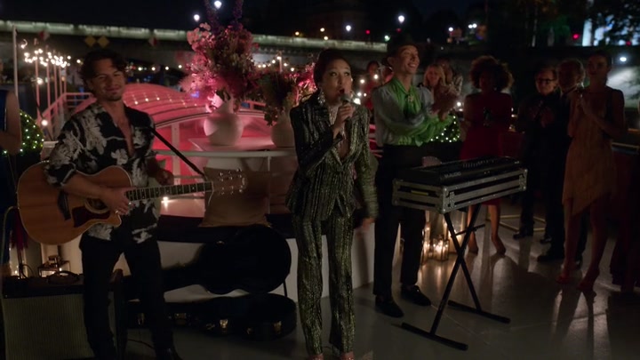 Emily_in_Paris_S02E05_WEBRip_x264-ION10_2371.jpg