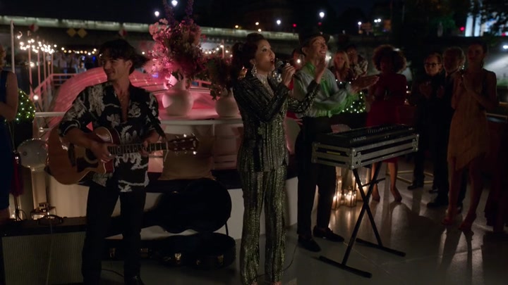 Emily_in_Paris_S02E05_WEBRip_x264-ION10_2372.jpg