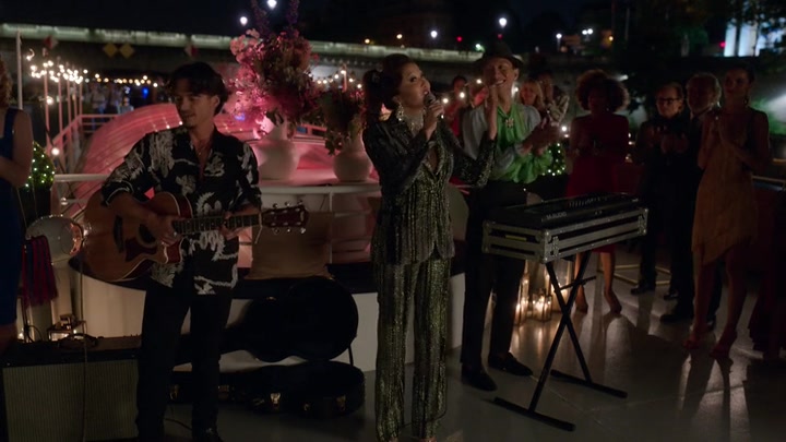 Emily_in_Paris_S02E05_WEBRip_x264-ION10_2373.jpg