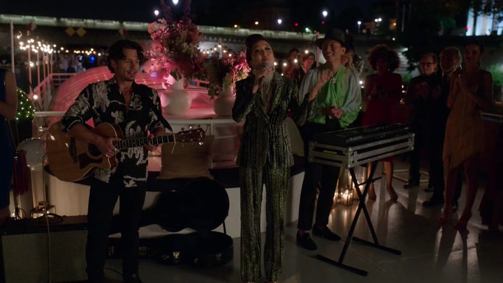 Emily_in_Paris_S02E05_WEBRip_x264-ION10_2374.jpg