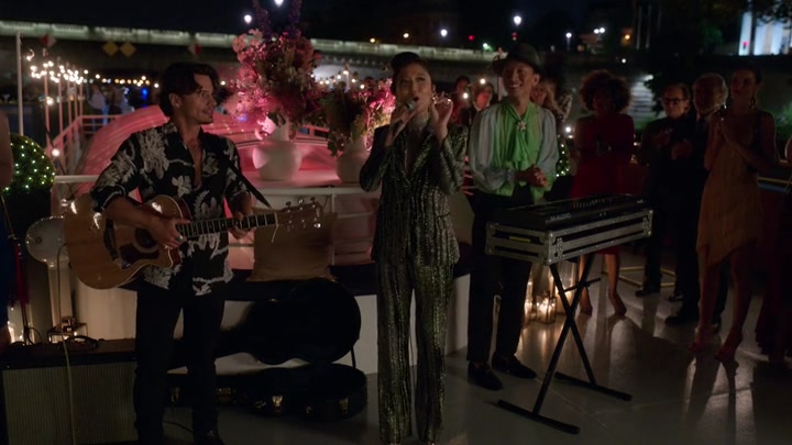 Emily_in_Paris_S02E05_WEBRip_x264-ION10_2375.jpg