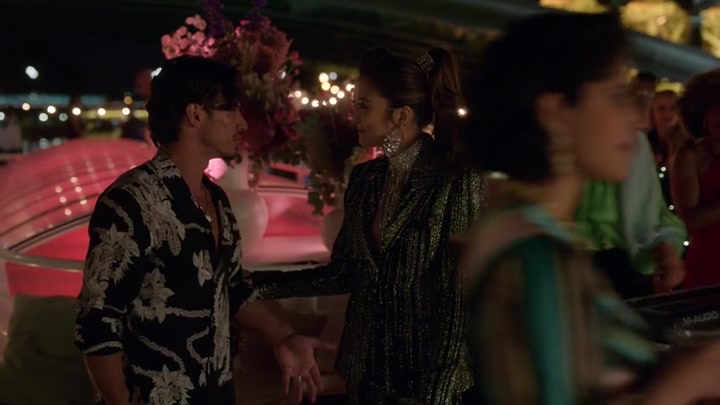 Emily_in_Paris_S02E05_WEBRip_x264-ION10_2387.jpg