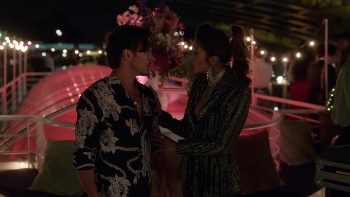 Emily_in_Paris_S02E05_WEBRip_x264-ION10_2394.jpg