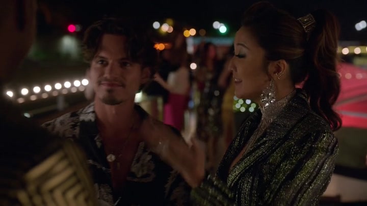 Emily_in_Paris_S02E05_WEBRip_x264-ION10_2407.jpg