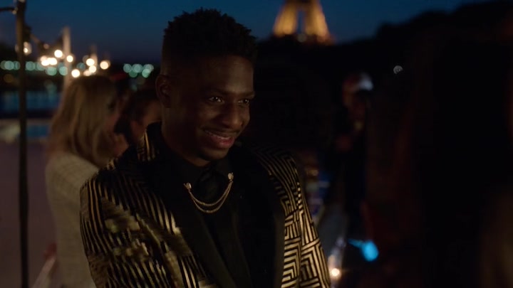 Emily_in_Paris_S02E05_WEBRip_x264-ION10_2415.jpg