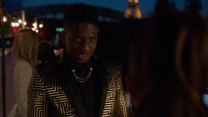 Emily_in_Paris_S02E05_WEBRip_x264-ION10_2420.jpg