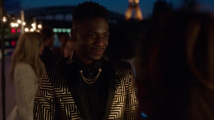 Emily_in_Paris_S02E05_WEBRip_x264-ION10_2428.jpg