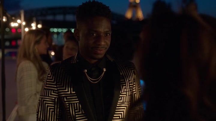Emily_in_Paris_S02E05_WEBRip_x264-ION10_2434.jpg