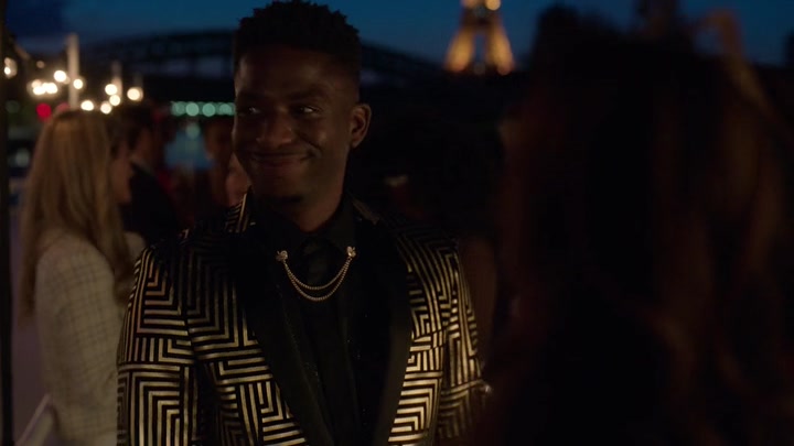 Emily_in_Paris_S02E05_WEBRip_x264-ION10_2444.jpg