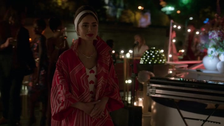 Emily_in_Paris_S02E05_WEBRip_x264-ION10_2459.jpg