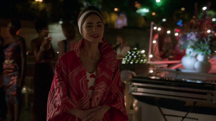 Emily_in_Paris_S02E05_WEBRip_x264-ION10_2460.jpg