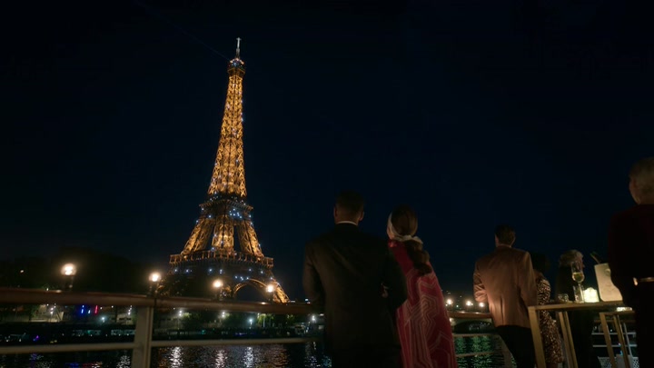 Emily_in_Paris_S02E05_WEBRip_x264-ION10_2516.jpg