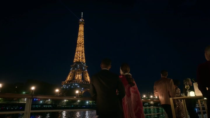 Emily_in_Paris_S02E05_WEBRip_x264-ION10_2520.jpg