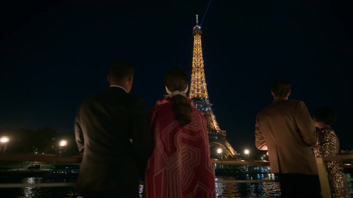 Emily_in_Paris_S02E05_WEBRip_x264-ION10_2550.jpg
